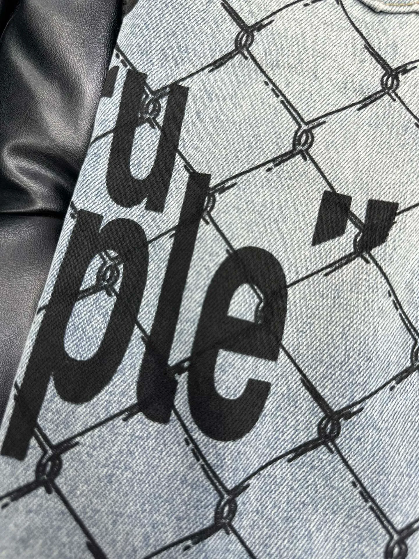 #8114 P240💰 GALLERY DEPT. Barbed wire letter printed denim washed and distressed spliced jeans - Original purchase and pattern making to truly restore the ultimate vintage texture - Original hardware accessories, washed and other elevators, QR code analysis are all purchased from the original factory, high degree of restoration, you are welcome to compare with a certain product~ - Three-dimensional version Loose and comfortable, not picky about the figure, taller and slimmer, factory Seiko, original factory quality control, same style for men and women, can be matched with couples, versatile recommendation Essential jeans for all seasons Color: Blue Size: S-XXL (28-36)